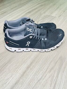 On Cloud Women’s 9.5 Black White Athletic Running Shoes Swiss Engineering *READ